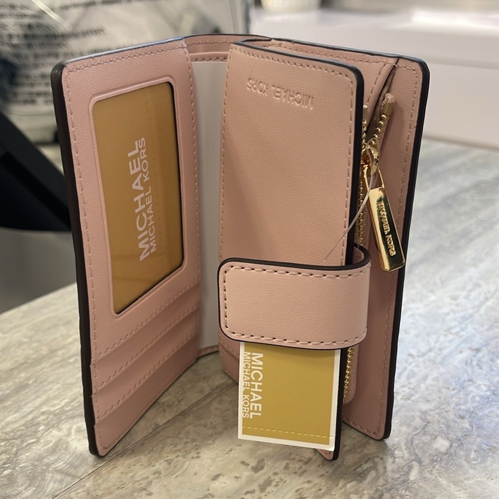 Michael Kors Jet Set Medium Floral Print Bi-Fold Wallet
POWDER BLUSH
NWT - Picture 10 of 16